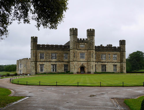 Leeds Castle auf einer Insel im Fluß Len in England Gartenreise