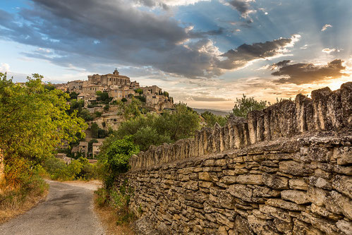 Gordes, perché sur son éperon rocheux, sous un ciel provençal.