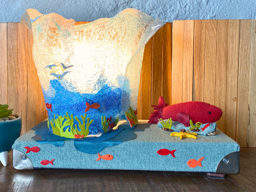 Lampe de chevet pour enfant avec poisson rouge. Luminaire pour enfant avec décor aquatique avec poissons. Une lampe entièrement faite main par Isabelle Lachat Créations à Rumilly à proximité d'Annecy.