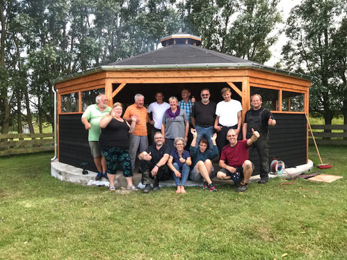 Tatkräftiger Einsatz. Die Grillhütte steht. Bild: Sven Frener