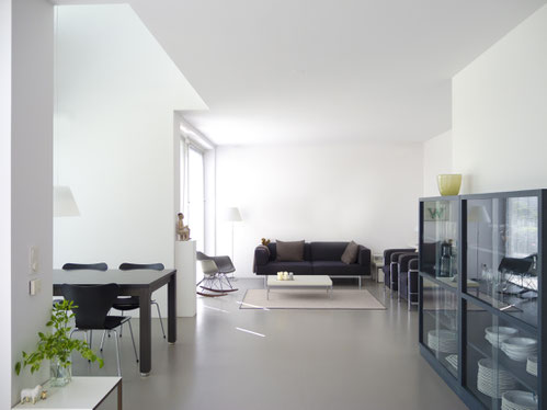 Betonböden, Spachtelboden und Verlaufsbeschichtungen aller Art wie Naturkalk, Mineralien und Kunstharz