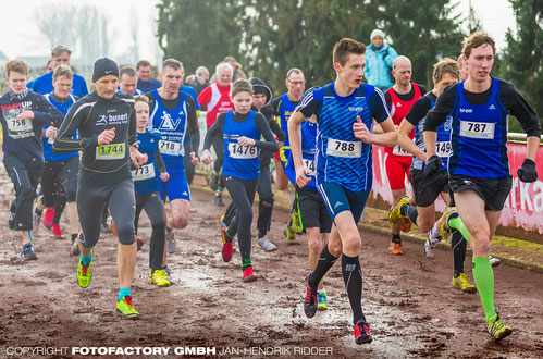 Start im 2,4-km-Lauf bei den Kreis-Crossmeisterschaften mit 788 Jan-David Ridder und 787 Stefan Ritte, den späteren Siegern in ihrer Altersklasse.