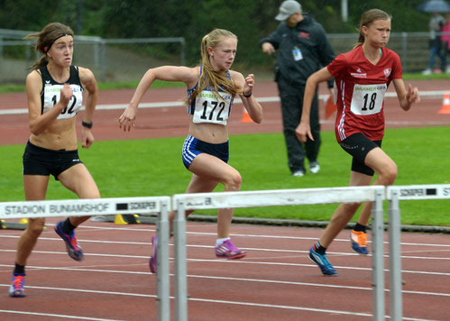 Nike Dangelmaier (Mitte) lief in 12,98 sec neue persönliche Bestzeit über die 80m Hürden.