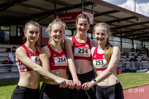 Alina Arenz (Wesel), Hannah Schoofs, Johanna Gries und Nike Dangelmaier (alle LAZ, v.l.) räumten reichlich Edelmetall ab. (Foto: Jan-Hendrik Ridder)