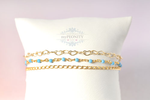 drei Armbänder mit Herz Muster