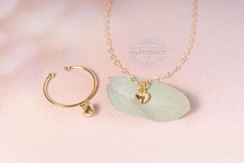 zartes schmuckset halskette und offener finger oder nuckle ring mit herz