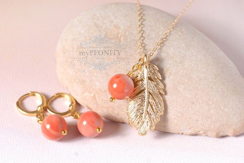 halskette mit vergoldeter feder und runder korallen perle und mini kreolen ohrringe mit einzelner perle