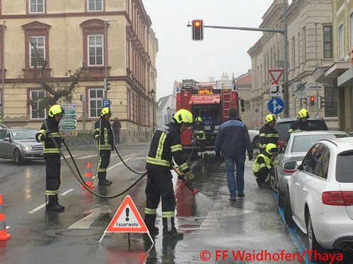 Feuerwehr; Blaulicht, FF Waidhofen/Thaya; Unfall; Ampelkreuzung; PKW;