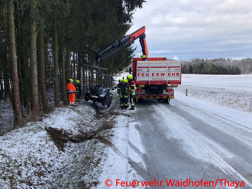 Feuerwehr; Blaulicht, FF Waidhofen/Thaya; Unfall; PKW; Eisglatte Fahrbahn;