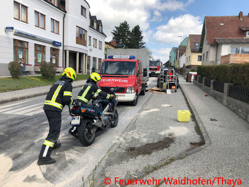 Feuerwehr; Blaulicht, FF Waidhofen/Thaya; Unfall; Motorrad; PKW;