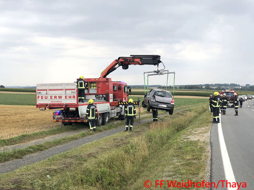 Feuerwehr, Blaulicht, FF Waidhofen/Thaya, Verkehrsunfall, LB36, PKW, Bergung