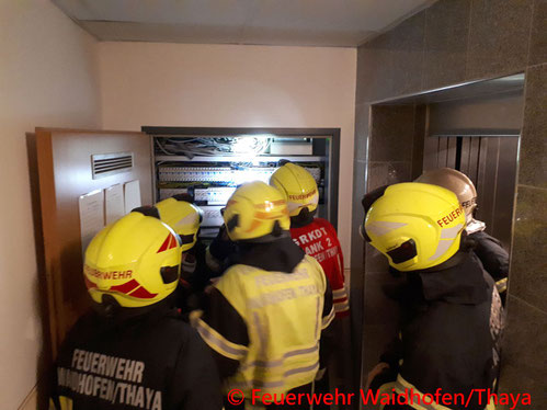 Feuerwehr; Blaulicht, FF Waidhofen/Thaya; Brand; Elektrokasten; Wohnhausanlage;