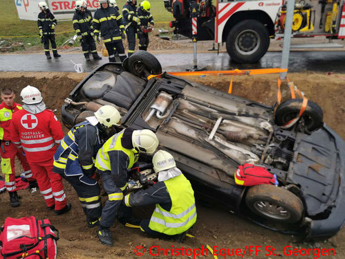 Feuerwehr; Blaulicht; FF St. Georgen; Unfall; PKW; Überschlag;