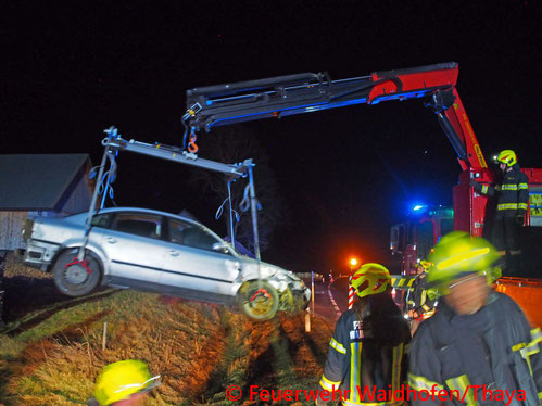 Feuerwehr; Blaulicht, FF Waidhofen/Thaya; Unfall; PKW; Fahrzeugüberschlag; B36;