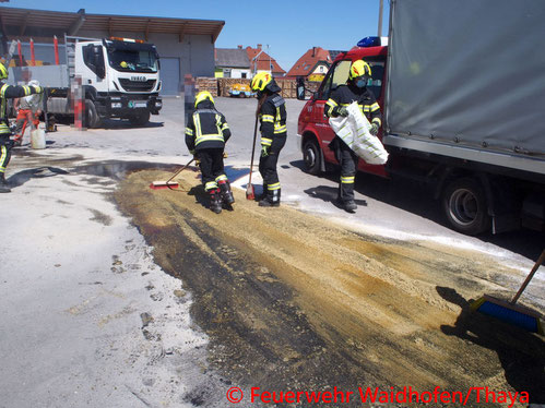 Feuerwehr; Blaulicht, FF Waidhofen/Thaya; Schadstoffeinsatz; Schadstoff; Hydrauliköl; Austritt; Bohrarbeiten;