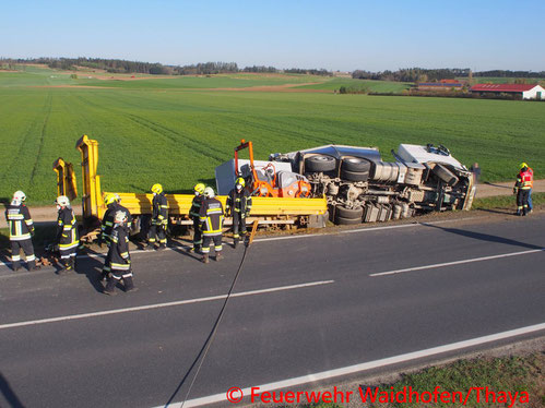 Feuerwehr; Blaulicht, FF Waidhofen/Thaya; Unfall; LKW; Reifenplatzer; Straßengraben; B36;