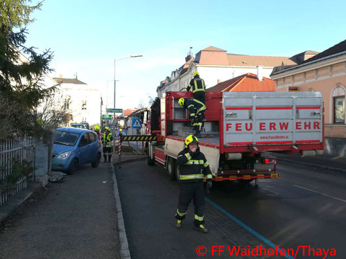 Feuerwehr; Blaulicht, FF Waidhofen/Thaya; PKW; Unfall; Gartenzaun;