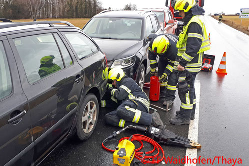 Feuerwehr; Blaulicht, FF Waidhofen/Thaya; Unfall; PKW; Weihnachtsverkehr; B36;