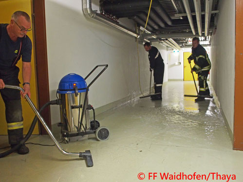 Feuerwehr; Blaulicht, FF Waidhofen/Thaya; Landesklinikum; Wasseraustritt; Brandalarm;