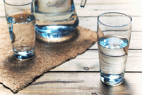 Eine Karaffe und zwei Gläser gefüllt mit Wasser