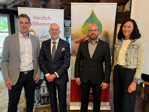 Die stolzen Preisträger Dr. Michael Mies, 2. v. li. und Lukas Strauch 3. v. li. sowie Simone Kraft, Schulleiterin Freiherr-vom-Stein Gymnasium Betzdorf und Burkhard Schneider, Schulleiter der BBS Wissen