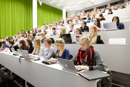Studierende an der Universität Luzern