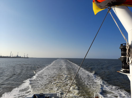 Autoreisezug-Versicherung und Fährversicherung mit dem eigenen Pkw der HanseMerkur Reiseversicherung. Boote und Anhänger sind mitversichert. Was gibt es zu beachten?