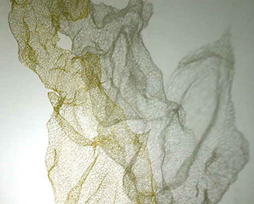 auseinander.gekommen - sie haben mein wort / installation, golddraht, bestickte kleidungsstücke, licht, 2014