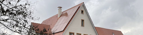 03/2025 Kulturdenkmal und Leuchtturmprojekt "Altes Schulhaus Derendingen" erhält neue PV-Anlage in Ziegelfarbe