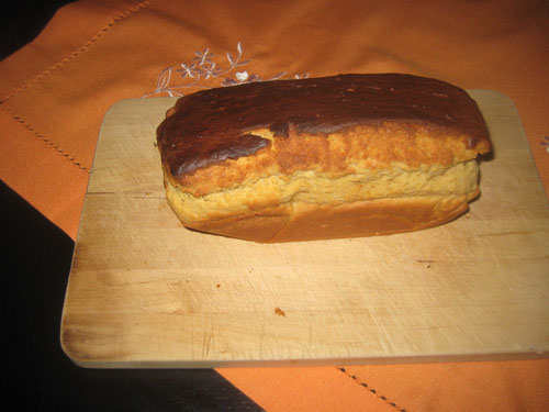 So sieht es aus, das selbstgebackene Weißbrot aus fein gemahlenem Dinkel-Vollkornmehl