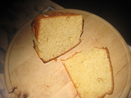 So sieht es aus, das selbstgebackene Weißbrot aus fein gemahlenem Dinkel-Vollkornmehl