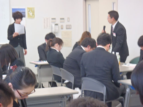 マナー講師と受講者発表風景