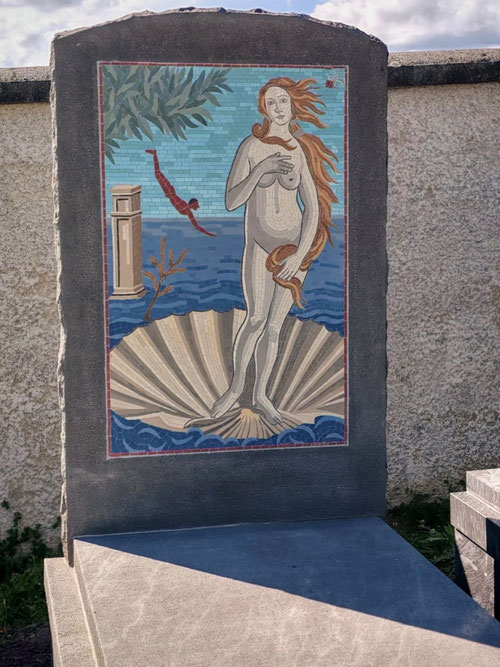 Stèle funéraire en mosaïque d'art représentant la Naissance de Vénus et le plongeur de Paestum, monument commémoratif contemporain unique dans un cimetière.