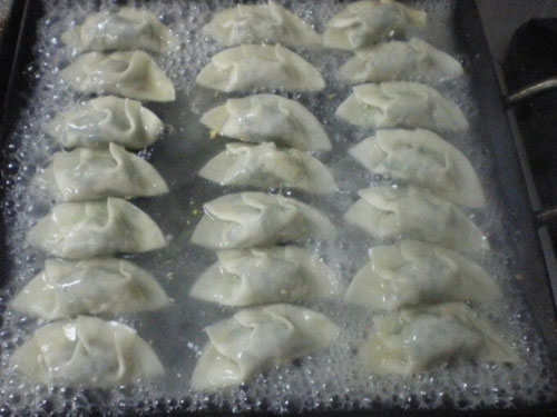 鉄板料理　餃子　ぎょうざ　ギョーザ　鉄板焼き　家庭で焼く　うちで焼く　昭和屋工業　パリパリ　アツアツ　絶品餃子　キャンプ　BBQ　焼き方　餃子用鉄板　カセットコンロ　レシピ　アルミホイル