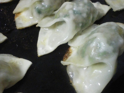 鉄板料理　餃子　ぎょうざ　ギョーザ　鉄板焼き　家庭で焼く　うちで焼く　昭和屋工業　パリパリ　アツアツ　絶品餃子　キャンプ　BBQ　焼き方　餃子用鉄板　カセットコンロ　レシピ　アルミホイル