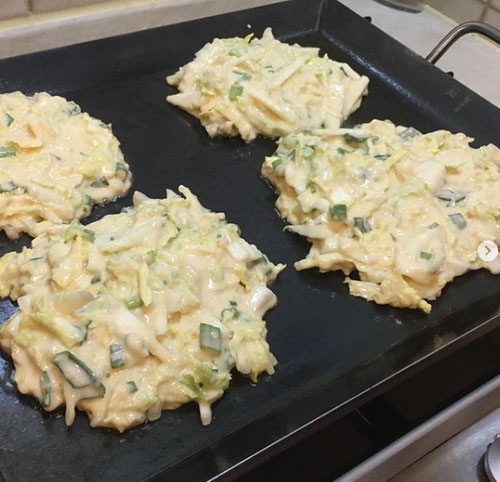 鉄板　鉄板焼き　極厚鉄板　お好み焼き　鳥皮　プレス料理　手羽中　牛タン　焼きシイタケ　焼きナス　ホルモン　昭和屋工業　オサエちゃん　餃子　ぎょうざ　ギョーザ