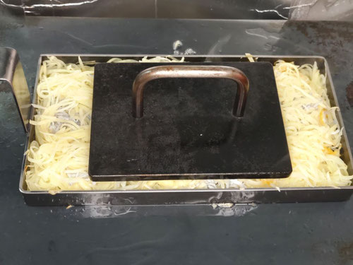 アツアツ鉄板,出し巻き玉子の秘密兵器,だし兵,ジャガイモのガレット,potato galette,しらす,シラス,千切り,外カッリカリ,中ホックホク,オサエちゃん,弱火,じわじわ