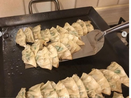 鉄板料理　餃子　ぎょうざ　ギョーザ　鉄板焼き　家庭で焼く　うちで焼く　昭和屋工業　パリパリ　アツアツ　絶品餃子　キャンプ　BBQ　焼き方　餃子用鉄板　カセットコンロ　レシピ　アルミホイル　角フタ