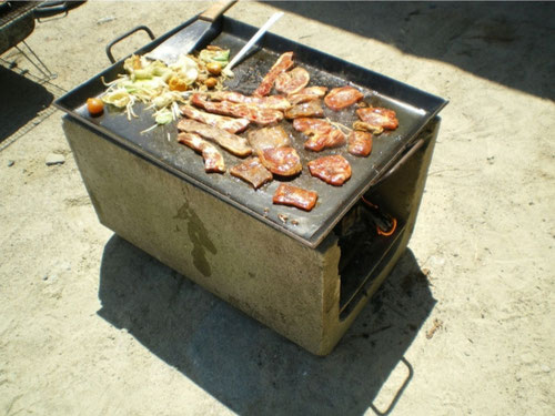 U字溝 アツアツ鉄板 お好み焼きテーブルサイズ 鉄板 BBQ 鉄板焼き ホルモン焼き かまど 自作 オサエちゃん 極厚鉄板 レシピ 角型鉄板 キャンプ レンガ 手作り