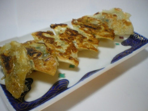 鉄板料理　餃子　ぎょうざ　ギョーザ　鉄板焼き　家庭で焼く　うちで焼く　昭和屋工業　パリパリ　アツアツ　絶品餃子　キャンプ　BBQ　焼き方　餃子用鉄板　カセットコンロ　レシピ　アルミホイル