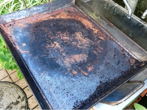 鉄板プレス料理 シーズニング 鉄板 お手入れ 錆落とし 極厚 BBQ bbq メンテナンス 磨き方 手入れ方法 手入れ サビ 錆びた鉄板 焦げ落とし ヘラ 黒皮鉄板 育て方 温度 錆びない方法 分厚い鉄板 洗い方 鉄板焼き 掃除 やり方 昭和屋工業 バーベキュー キャンプ 洗剤