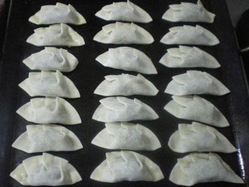 鉄板料理　餃子　ぎょうざ　ギョーザ　鉄板焼き　家庭で焼く　うちで焼く　昭和屋工業　パリパリ　アツアツ　絶品餃子　キャンプ　BBQ　焼き方　餃子用鉄板　カセットコンロ　レシピ　アルミホイル