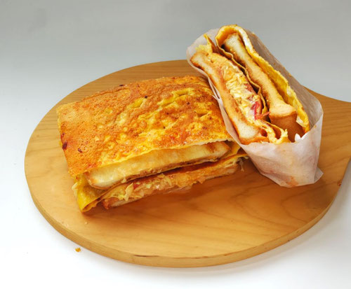 出し巻き玉子,秘密兵器小,韓国屋台のトースト,食パン,バター,チーズ,玉子,トロトロ,アツアツ鉄板,シンデレラフィット,キャベツ,ベーコン,香ばしい