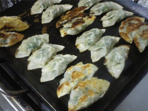 鉄板料理　餃子　ぎょうざ　ギョーザ　鉄板焼き　家庭で焼く　うちで焼く　昭和屋工業　パリパリ　アツアツ　絶品餃子　キャンプ　BBQ　焼き方　餃子用鉄板　カセットコンロ　レシピ　アルミホイル