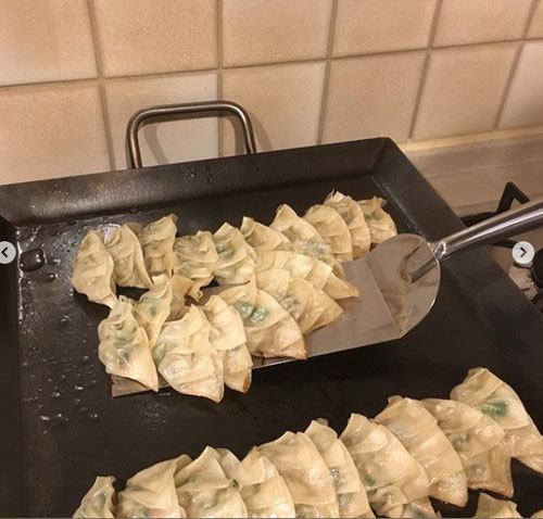 鉄板　鉄板焼き　極厚鉄板　お好み焼き　鳥皮　プレス料理　手羽中　牛タン　焼きシイタケ　焼きナス　ホルモン　昭和屋工業　オサエちゃん　餃子　ぎょうざ