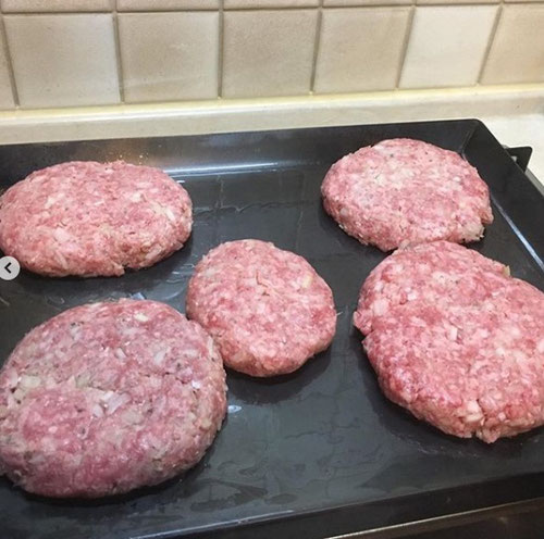  鉄板　鉄板焼き　極厚鉄板　お好み焼き　鳥皮　プレス料理　手羽中　牛タン　焼きシイタケ　焼きナス　ホルモン　昭和屋工業　オサエちゃん　餃子　ぎょうざ　ギョーザ　居酒屋メニュー　ハンバーグ　ダッジオーブン