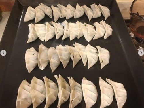 鉄板料理　餃子　ぎょうざ　ギョーザ　鉄板焼き　家庭で焼く　うちで焼く　昭和屋工業　パリパリ　アツアツ　絶品餃子　キャンプ　BBQ　焼き方　餃子用鉄板　カセットコンロ　レシピ　アルミホイル　角フタ