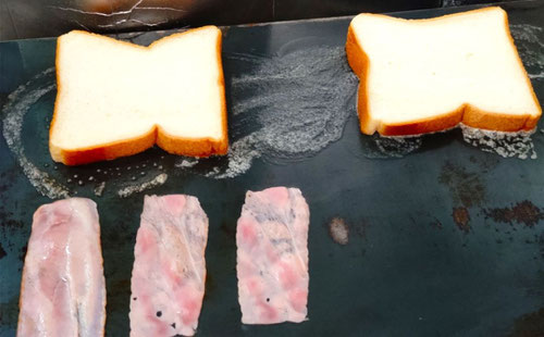 出し巻き玉子,秘密兵器小,韓国屋台のトースト,食パン,バター,チーズ,玉子,トロトロ,アツアツ鉄板,シンデレラフィット,キャベツ,ベーコン,香ばしい
