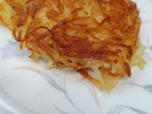 アツアツ鉄板,出し巻き玉子の秘密兵器,だし兵,ジャガイモのガレット,potato galette,しらす,シラス,千切り,外カッリカリ,中ホックホク,オサエちゃん,弱火,じわじわ