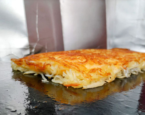 アツアツ鉄板,出し巻き玉子の秘密兵器,だし兵,ジャガイモのガレット,potato galette,しらす,シラス,千切り,外カッリカリ,中ホックホク,オサエちゃん,弱火,じわじわ,2cm